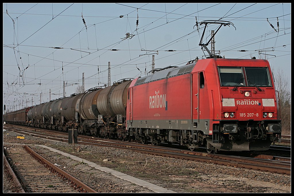 Railion 185 207-8 mit gemischtem G�terzug (TRAXX F140 AC2, DB Schenker Rail Deutschland AG, gesehen Wustermark-Priort 25.03.2010)