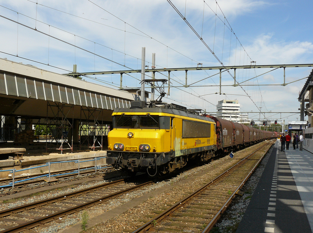 Railion Lok 1615 mit Stahlzug. Gleis 10 Rotterdam Centraal Station 17-08-2011.