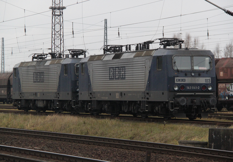 RBH 103(143 041-2)+RBH 110(143 084-2)abgestellt in der neuen Ausfahrgruppe Rostock-Dierkow.12.12.2011