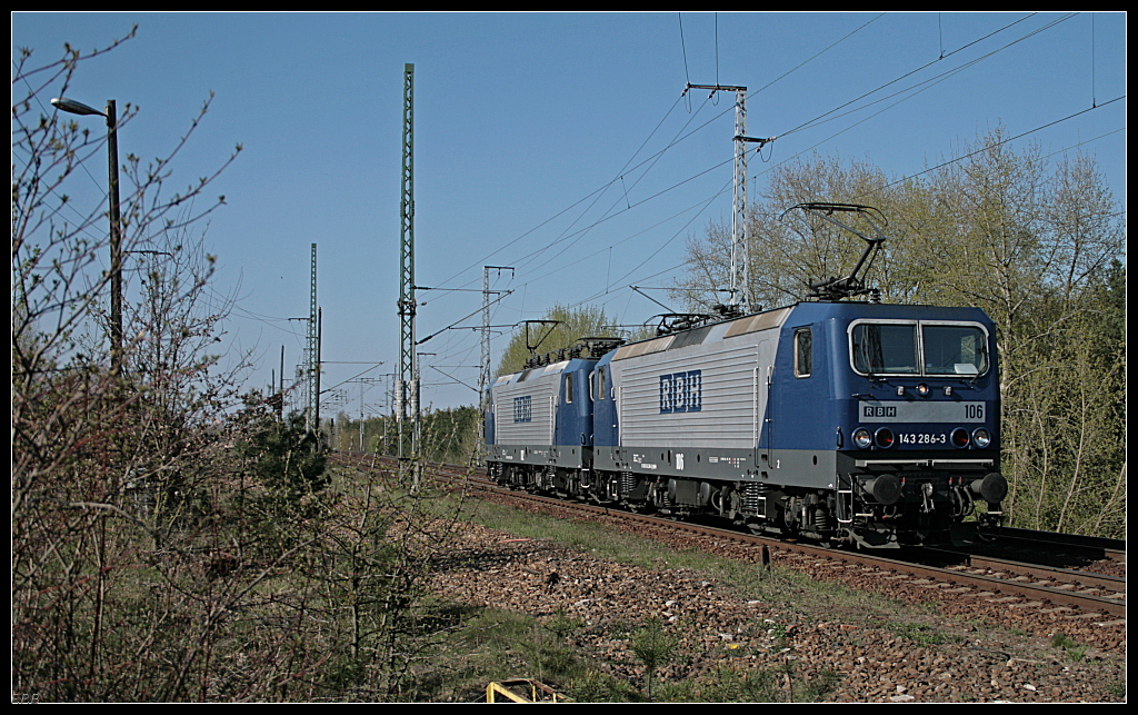 RBH 106 / 143 286-3 und RBH 102 (143 069-3) solo Richtung Eichgestell (Berlin Rbf Wuhlheide 18.04.2010)
<br><br>
Update: ++ 30.08.2018 bei Fa. Bender, Opladen