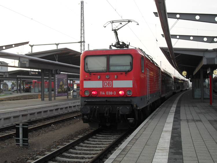 RE 33103 von Rostock Hbf Richtung Lutherstadt Wittenberg kurz vor der Ausfahrt um 06.34 Uhr im Rostocker Hbf.(13.08.10)