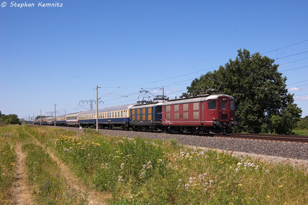 Re 4/4 I 10019 & Re 4/4 I 10008 der Centralbahn AG mit einem Sonderzug in Vietznitz und fuhren in Richtung Berlin weiter. Von wo nach wo die Fahrt ging, entzieht sich meiner Kenntniss. 20.07.2013