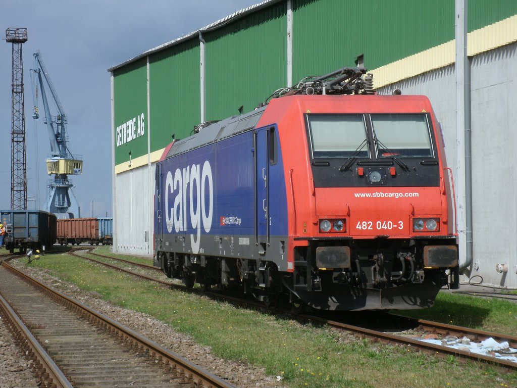 Re 482 040-3,am 22.August 2012,im Stralsunder Nordhafen.