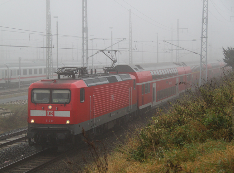 RE 92965 von Trebbin nach Rostock Hbf bei der Einfahrt um 09:23 Uhr im Rostocker Hbf.29.10.2011