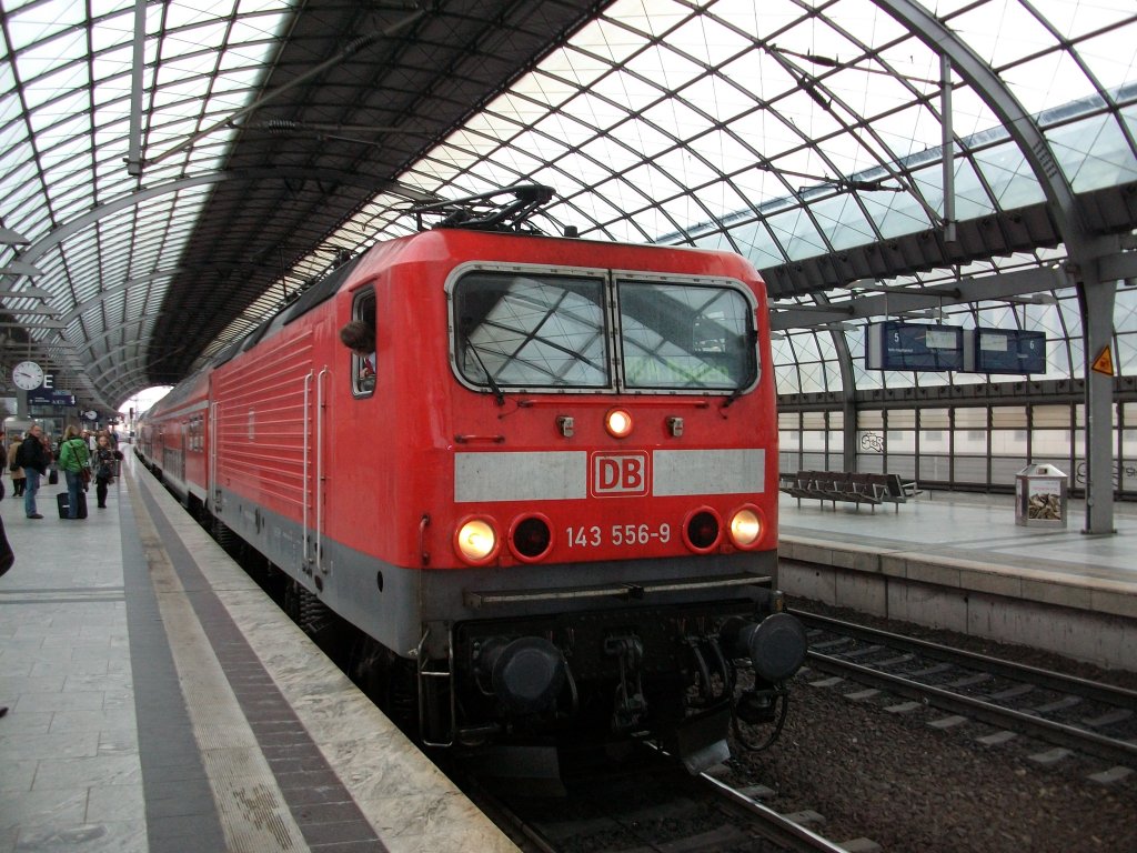 RE nach Nauen bespannt mit 143 556 am 16.Oktober 2010 in Berlin Spandau.