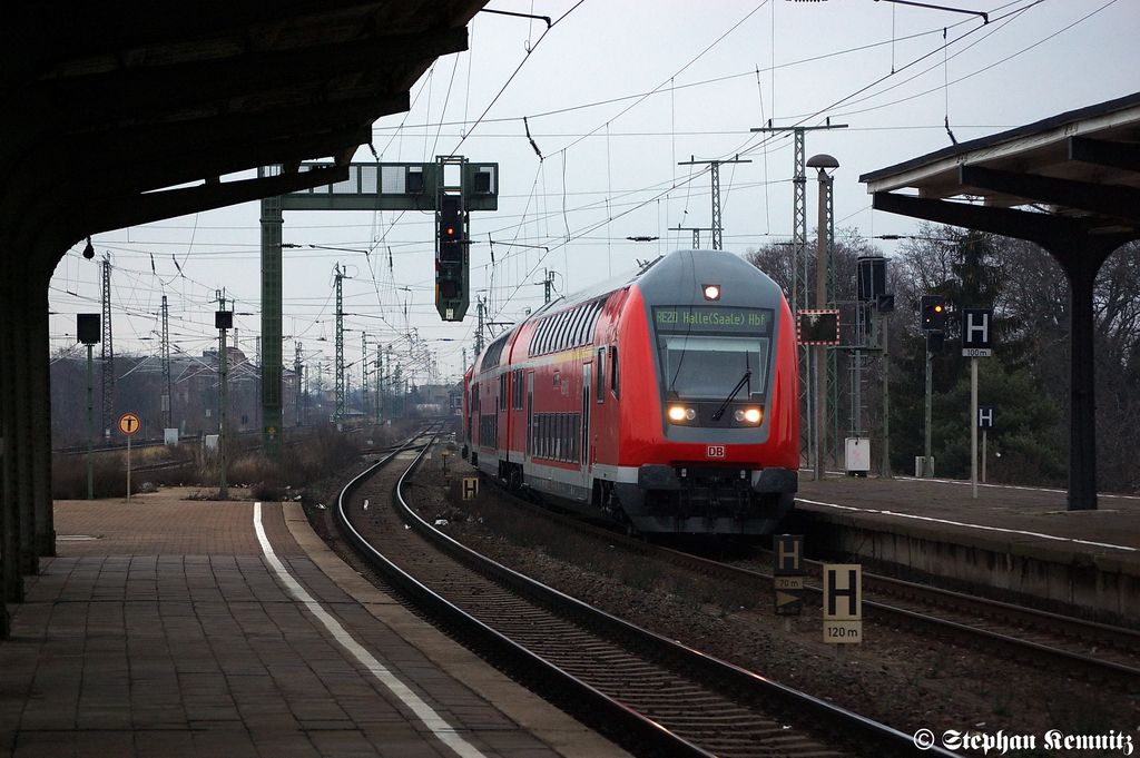 RE20 (RE 17709) von Uelzen nach Halle(Saale) Hbf in Magdeburg-Neustadt. Geschoben hatte die 143 591-6. 11.01.2012