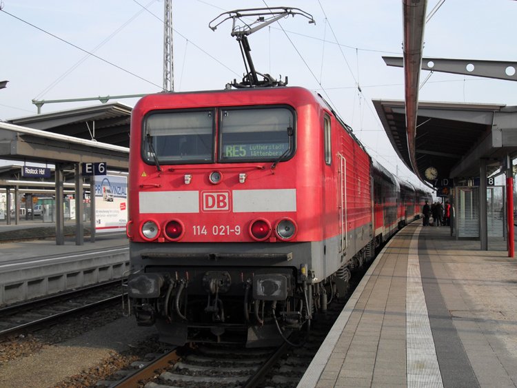 RE33113 von Rostock Hbf Richtung Lutherstadt Wittenberg wart im Rostocker Hbf auf Fahrgste.(18.03.10)