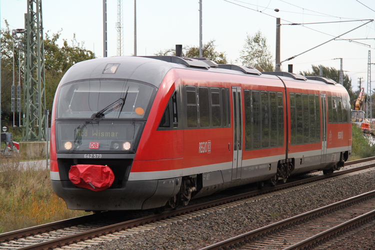 RE8 von Tessin nach Wismar bei der Einfahrt im Rostocker Hbf.09.10.2011