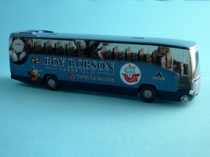 Reisebus MB O 404 RHD des F.C. HANSA; mit Werbung f�r ROY ROBSON, Epoche V [Modell: WIKING 714 11 44]