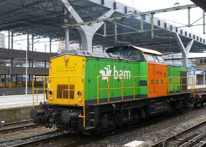 Rotterdam Rail Feeding (RRF) Lok Nummer 18 fotografiert in Rotterdam centraal station am 04-08-2010.