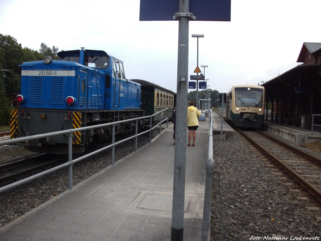 R�BB 251 901 & PRESS 650 032-4 im Bahnhof Putbus am 8.8.13