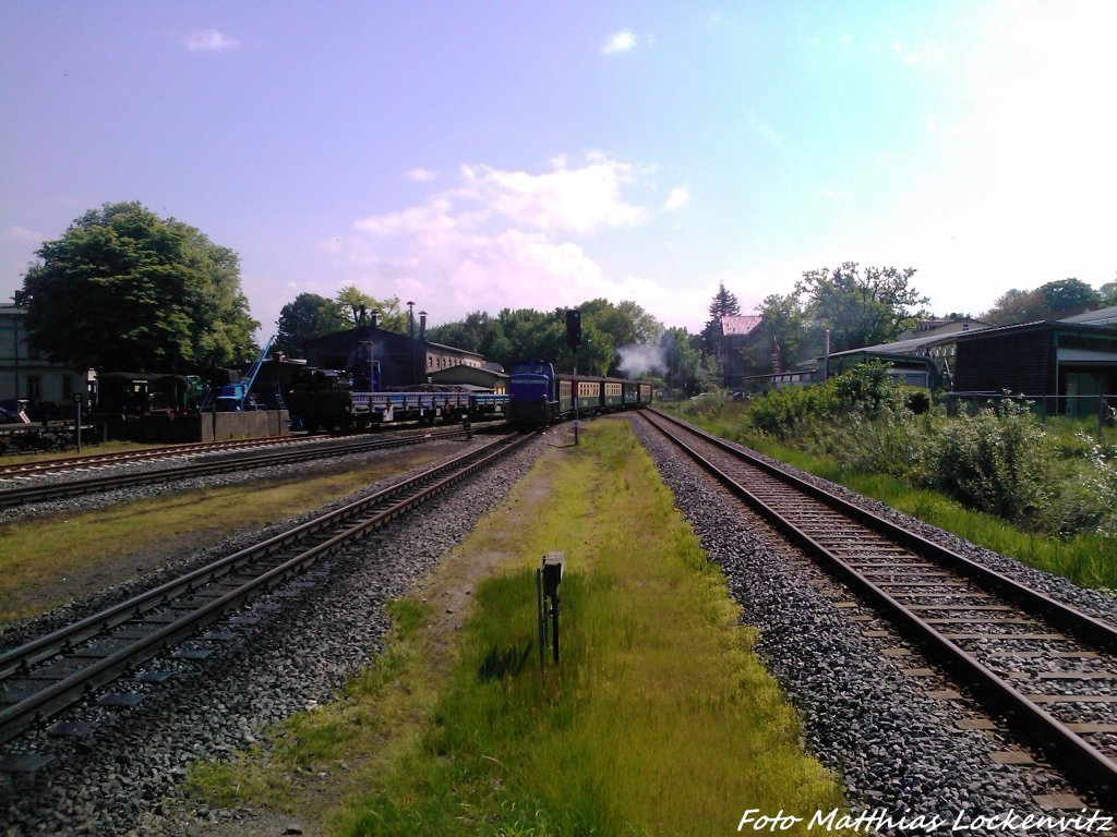R�BB 251 901 als Schlusslicht und Schublok unterwegs nach Lauterbach Mole bei der Ausfahrt aus Putbus am 29.5.13