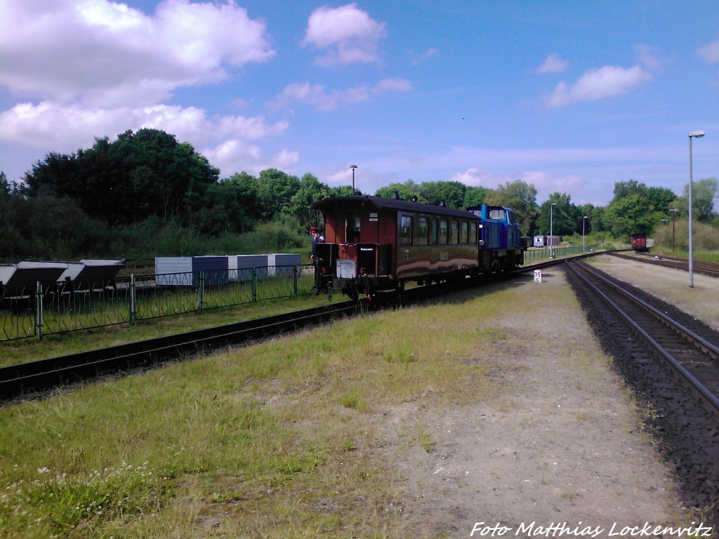 R�BB 251 901 rangiert einen Personenwagen in Richtung Personenzug in Putbus am 17.6.13