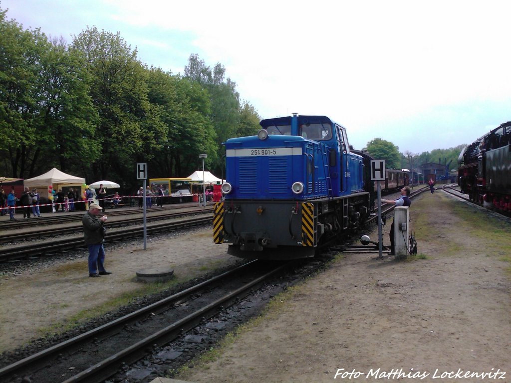 R�BB 251 901 Rangiert den Sonderzug wieder zur�ck zum Bahnhsteig in Putbus am 11.5.13