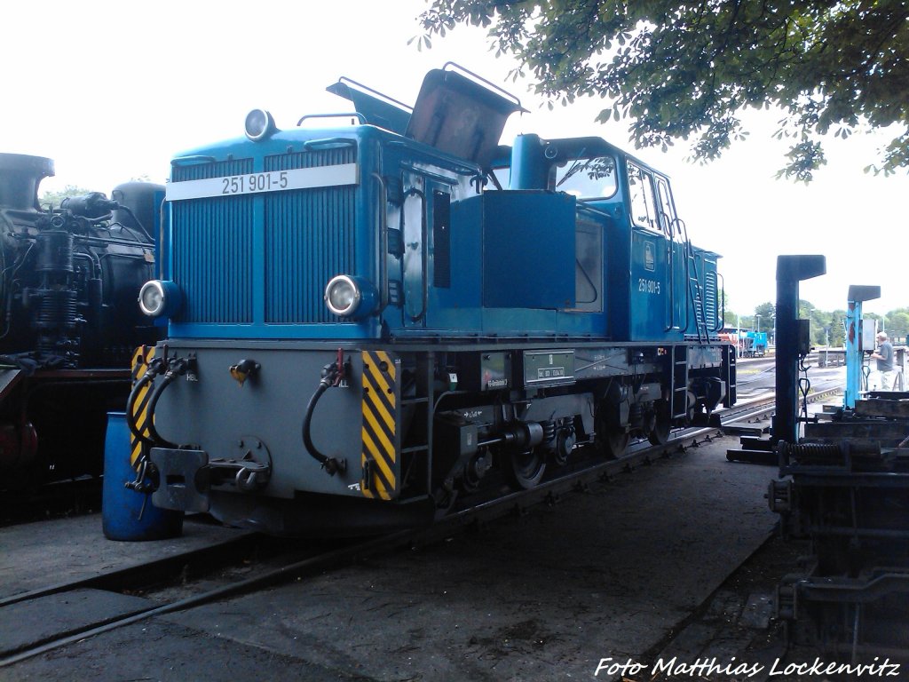 R�BB 251 901 standte am Morgen des 10.7.13 im BW Putbus mit einer Panne, woran die Werkstattarbeiter Flei�ig am Reparieren waren / solange wurde Mh 53 als 2 Lok f�r Putbus <-> Lauterbach Mole zum einsatz gebracht