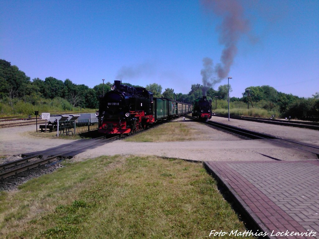 RBB 99 1781 bei der Einfahrt in Putbus whrend dessen Mh 52(99 4632) warten muss bis der Zug im Bahnhof ist um als 2 Lok angehngt zu werden am 24.7.13