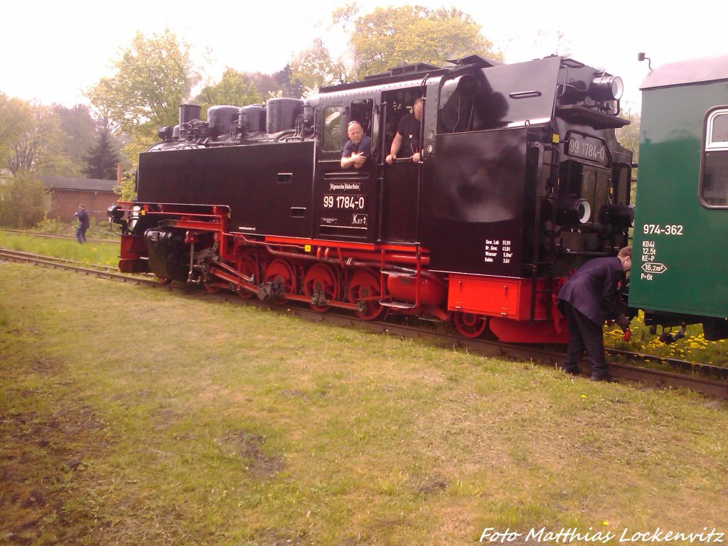 R�BB 99 1784 wird vom Fahrradwagen getrennt in Putbus am 10.5.13