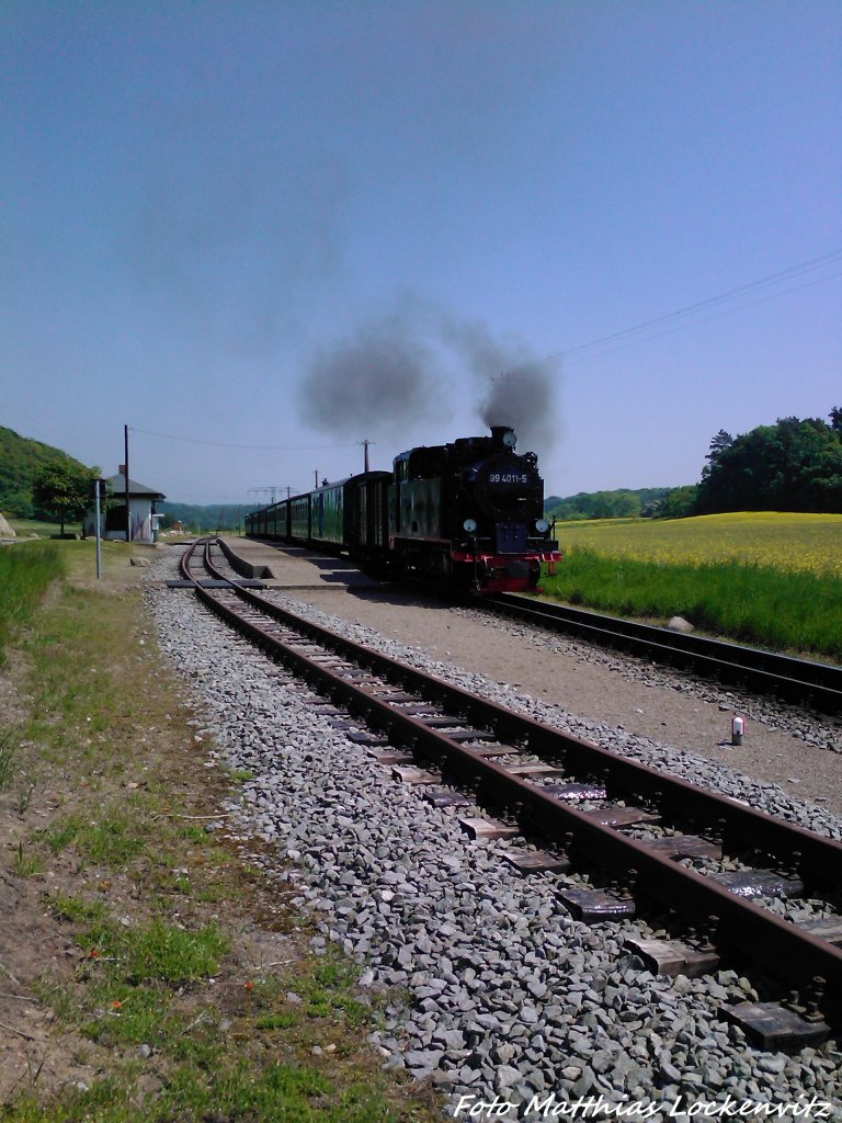R�BB 99 4011 bei der Durchfahrt am Haltepunkt Seelvitz am 30.5.13