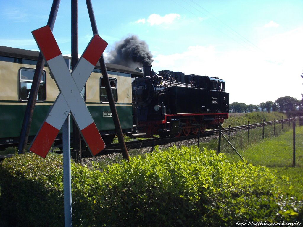 R�BB 99 4011 mit dem P103 bem Verlassen des Hp. Beuchow am 12.8.13