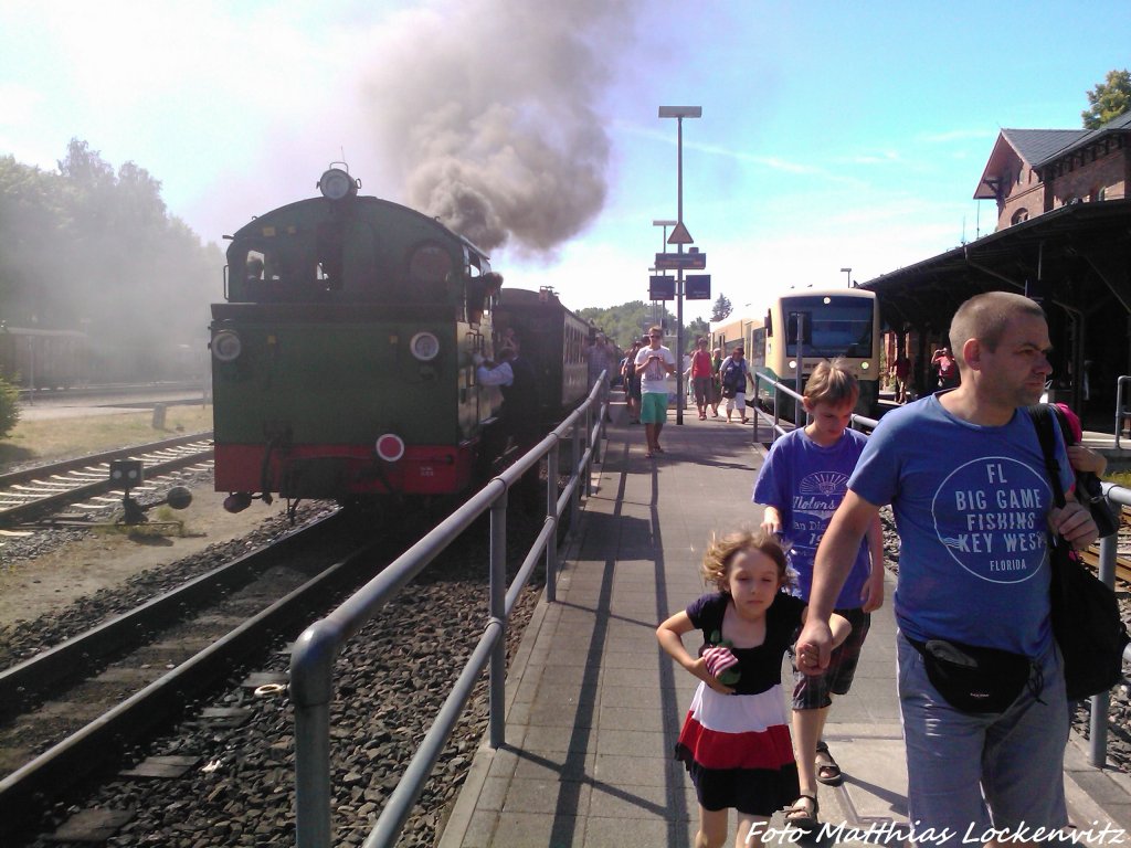 R�BB Mh 52 bei ann�hern des Zuges im Bahnhof Putbus w�hrend dessen PRESS 650 032-4 auf anschlussreisende Wartet am 24.7.13
