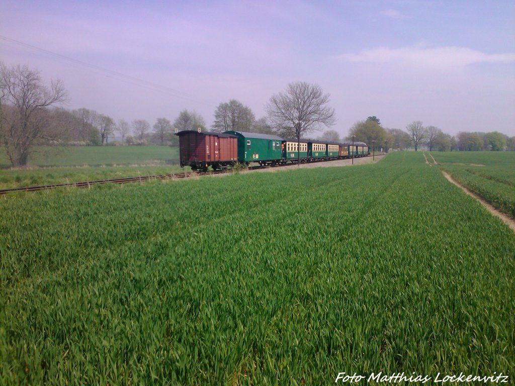 R�BB Mh 53 unterwegs nach G�hren / Hier das Schlusslicht des Zuges zwischne Putbus und Beuchow am 9.5.13