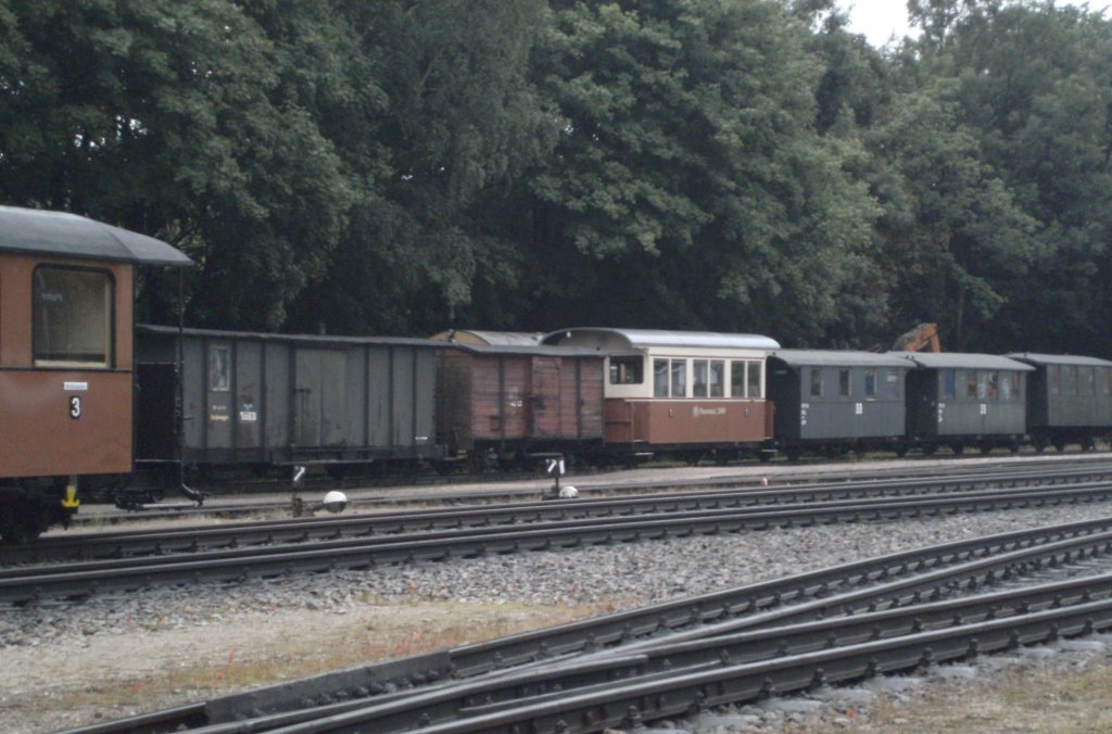 R..K.B 37 links und im Hintergrund abgestellt 2 Gterwagen,Panoramic 2000 und 3andere Personenwagen.Glaube die fuhren frher auf der Nordstrecke