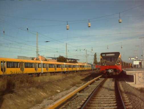 S-Bahn in Hennigsdorf (BR 480) neben an zu sehen berfhrung eines U-Bahn Zuges (BVG)