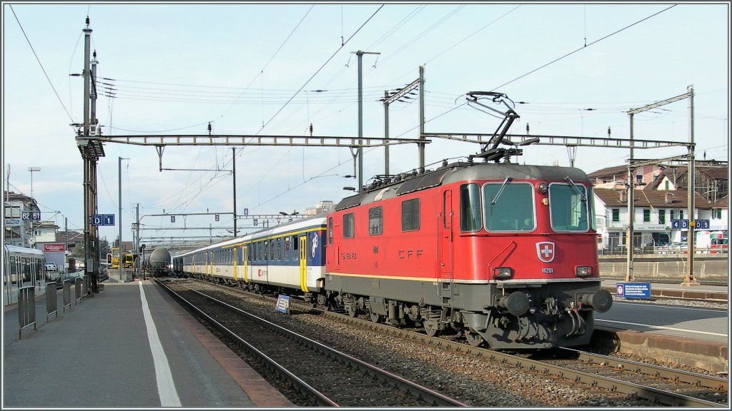 SBB Re 4/4 II 11201 als Schublok eines RE nach Gen�ve in Renens VD
26.01.2011