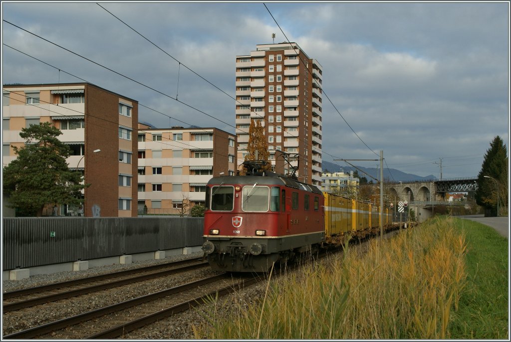 SBB Re 4/4 II mit einem Postzug bei Grenchen. 
 7. Nov. 2012