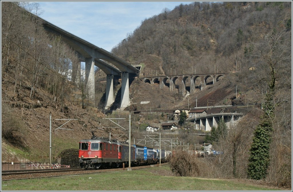 SBB Re 4/4 II und Re 6/6 mit einem G�terzug kurz vor Giornico. 
3.April 2013