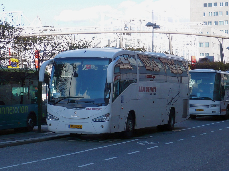 Scania Irizar der Firma De Wit. Leiden Centraal Station 17-10-2010.
