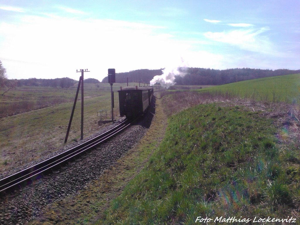 Schlusslich der R�BB 99 4802 mit dem Personenzug bei Serams am 21.4.13