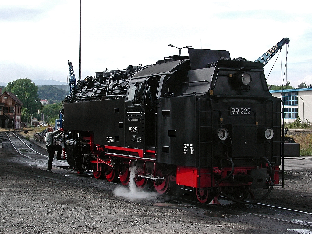 Schmalspuriger Einheitsdampflokomotiven 99 222 der HSB  (Harzer Schmalspurbahnen), ex Deutschen Reichsbahn am 20.08.2003 in Wernigerode. Die Lok ist die einzige erhaltene von drei gebauten der BR 99.22, sie wurde 1931 bei der Berliner Maschinenbau AG, vormals L. Schwartzkopff (BMAG), fr die Schmalspurbahn Eisfeld - Schnbrunn, gebaut, 1973 nach der Streckenstilllegung kam sie dann zur Harzquerbahn, wo sie heute noch fhrt. 
Techn. Daten: Die Bauart ist 1'E1' h2t , Betriebsgattung  K57.10 , max. Fahrgeschwindigkeit 40 km/h Vor- und Rckwrts , die Leistung betrgt 750 PS, Gesamtgewicht 65,5t , Kohlevorrat 3,0 t und Wasservorrat: 8,0 t.