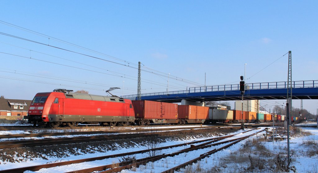Schönes Ding ! BR 101 089-1 mit einen vollen Containerzug durchfährt den Bf Tostedt in Richtung Bremen. Datum 31.01.2012