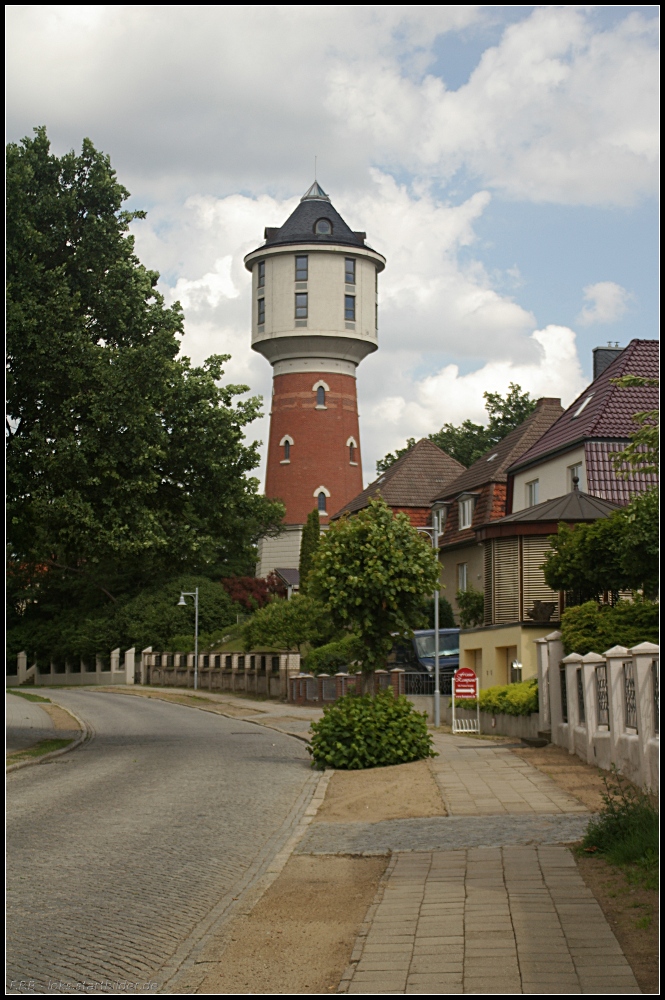 Schon weitem kann man den alten Wasserturm in Neustrelitz sehen (gesehen Neustrelitz 17.06.2011)