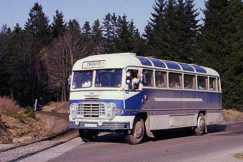 Schon zu der damaligen Aufnahme eine Rarit�t und ein Oldtimer.
IKARUS Reisebus hier am 17.3.1990 im Harz bei Drei Annen Hohne
in der damaligen DDR unterwegs.