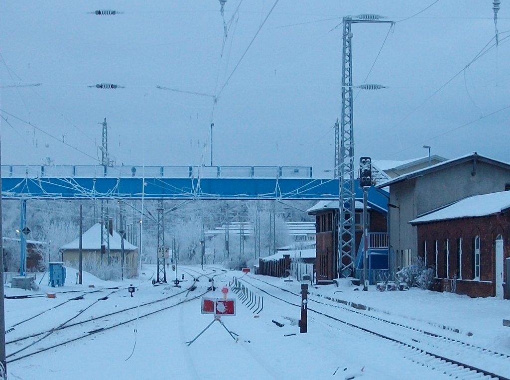 Seit Tagen sieht die Ausfahrt in Bergen/Rgen in Richtung Lietzow so aus.Aufnahme am Morgen vom 20.Dezember 2010. 