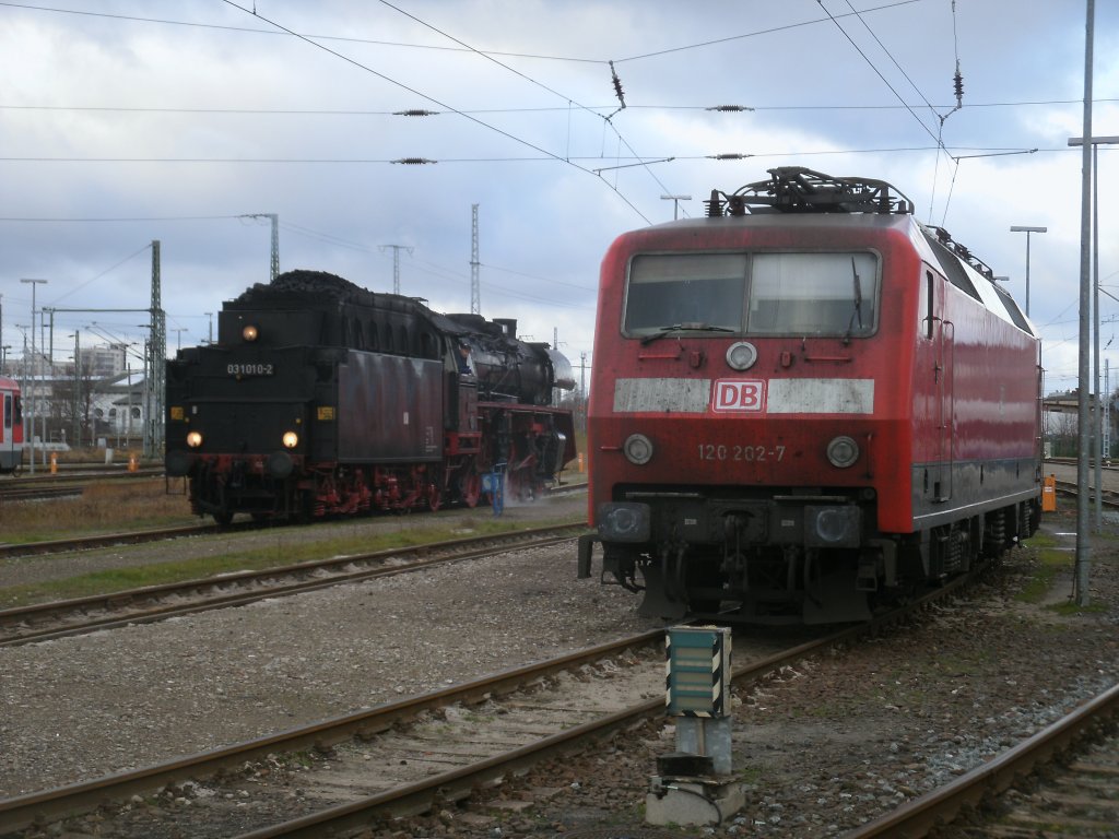 Seltener Gast im Bh Rostock war,am 17.Dezember 2011,die 03 1010 in den Betriebshof neben der 120 202 einfuhr. 