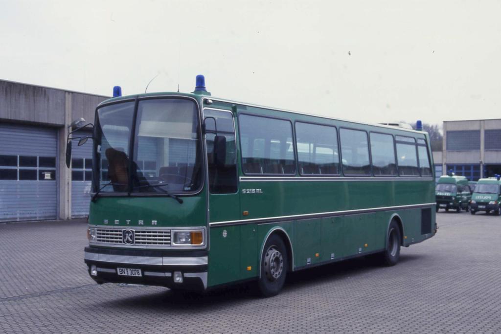Setra 213 RL Bereitschaftspolizei Brühl
am 24.03.1999 bei einer Ausstellung mit Fotoerlaubnis
im dortigen Gelände.
