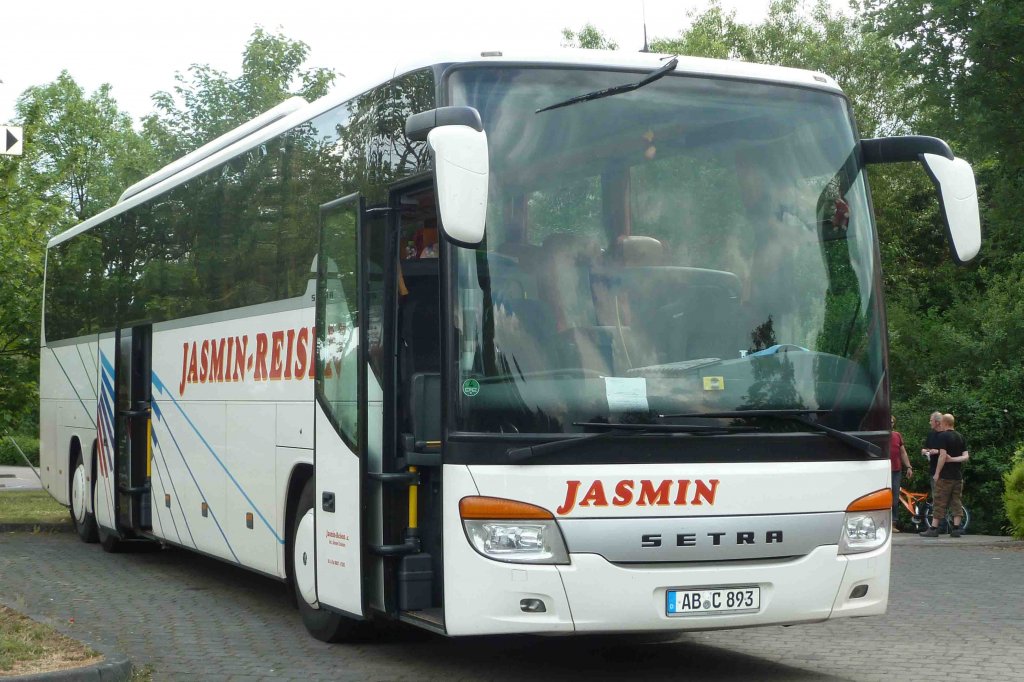 Setra von  JASMIN-Reisen  wartet in Fulda auf die Fahrg�ste