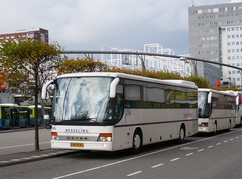 Setra Reisebus der Firma Besseling. Leiden Centraal Station 25-09-2010.