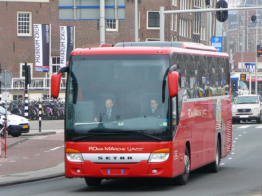 Setra S 415 HD van de firma Roma Marche Limee uit Itali. Prins Hendrikkade Amsterdam 10-04-2013.

Setra S 415 HD Reisebus der firma Roma Marche Limee aus Italien. Prins Hendrikkade Amsterdam, Niederlande 10-04-2013.