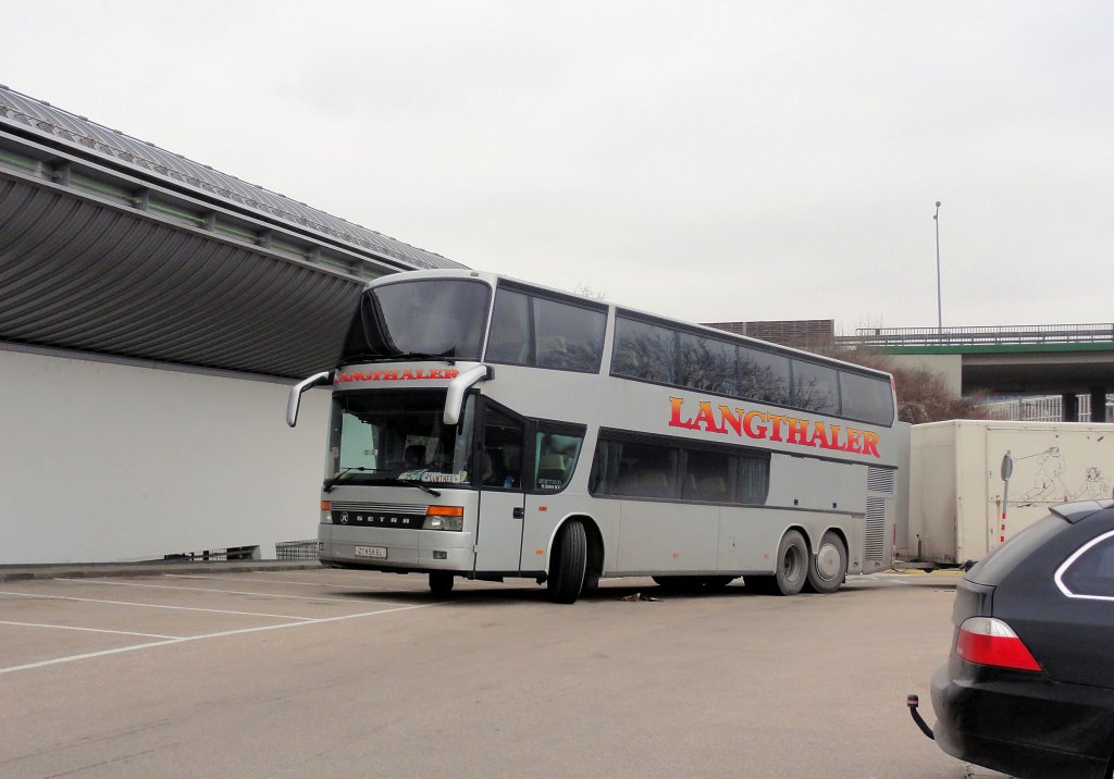 SETRA S320 DT von LANGTHALER aus Nieder�sterreich im M�rz 2013 in Krems gesehen.