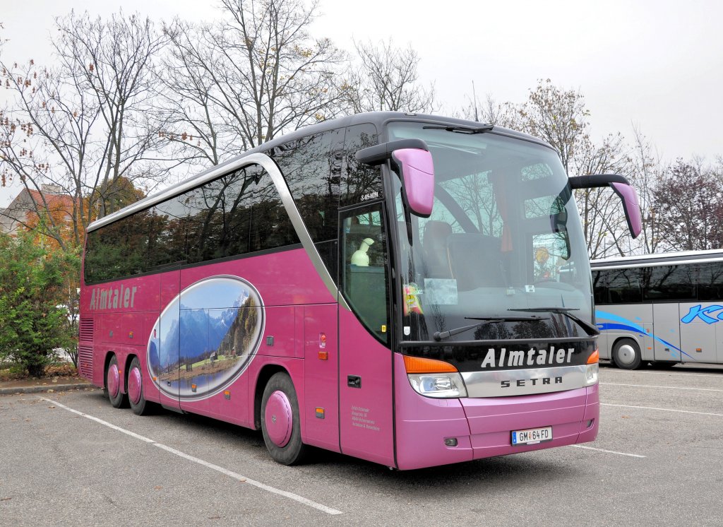 SETRA S415 HDH von Erich ECKMAIR aus Obersterreich am 20.Oktober 2012 in Krems gesehen.