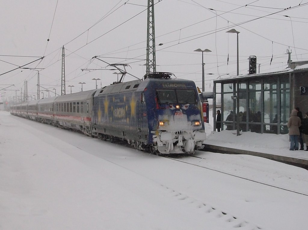 Sie kam auch wieder nach Rgen:101 101 mit dem IC 2184 aus Hannover nach Binz am 23.Dezember 2010 in Bergen/Rgen.