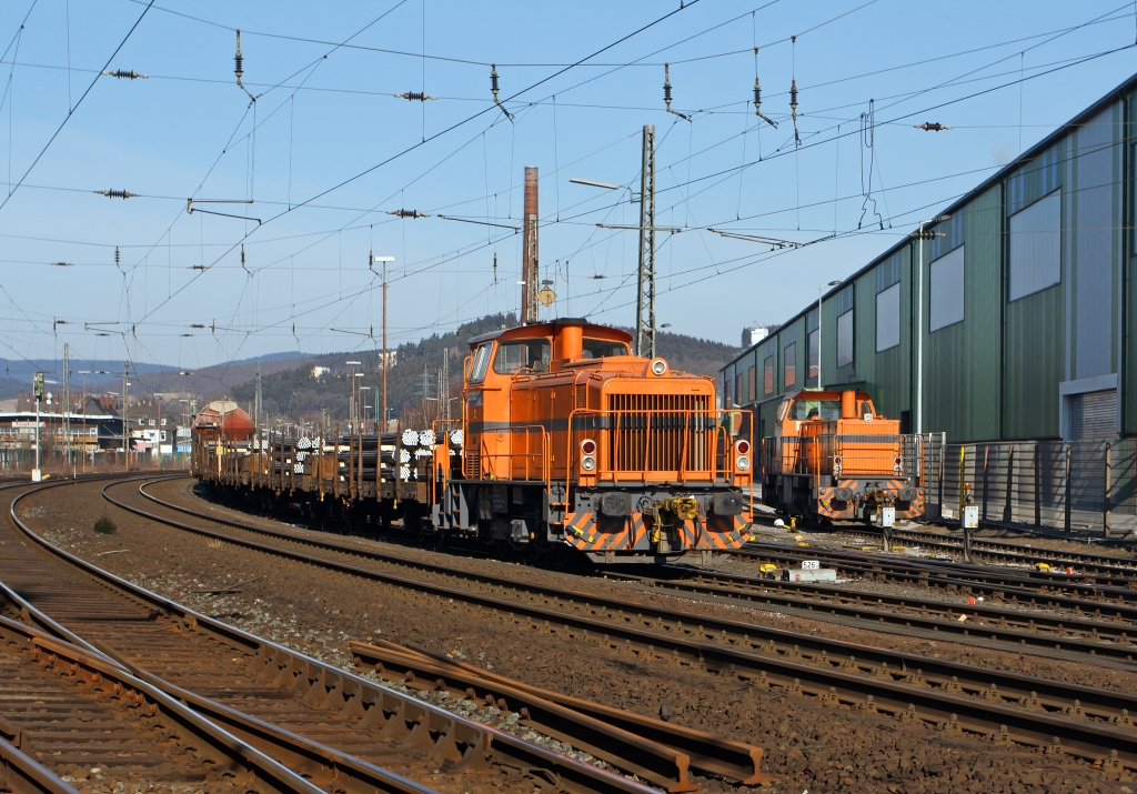 Siegen-Geisweid am 11.02.2012, Werksloks der Deutschen Edelstahlwerke (DEW), zuvor Krupp Edelstahlwerke Sdwestfalen beim rangieren: Links Lok 2 eine Mak G 500 C , Baujahr 1970, Fabr.-Nr. 500051 , Bauart C-dh .  Rechts Lok 7 eine Mak G 1203 BB, Baujahr 1986, Fabr.-Nr. 1000808. 