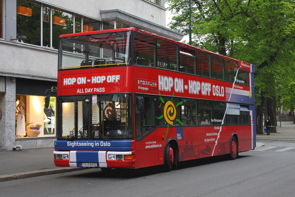 Sightseeing Bus MAN Niederflurbus in der norwegischen Hauptstadt Oslo unweit des Parlaments
am 12.06.2012.