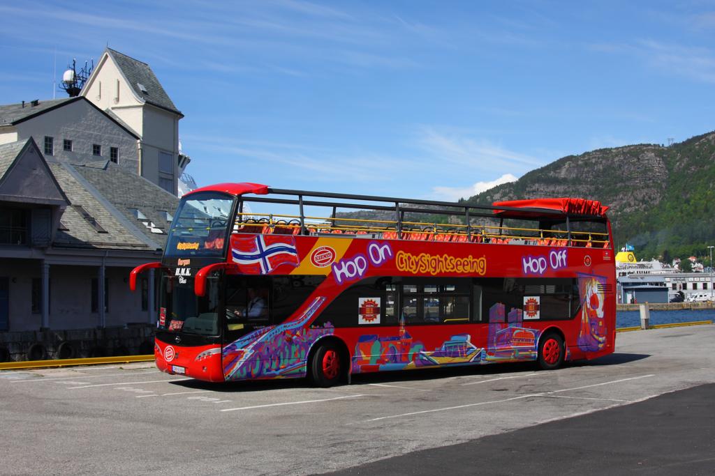 Sightseeing Bus der Marke Scania 
hier am 10.6.2012 in der norwegischen Stadt Bergen.