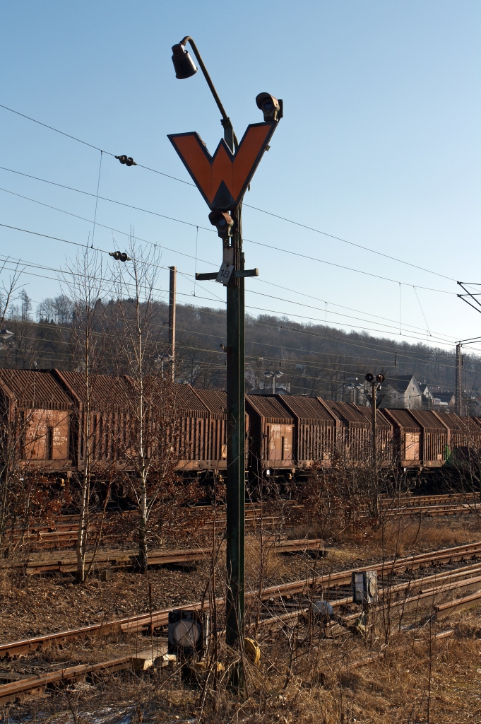Signal Ra 11a - Wartezeichen: Auftrag des Wärters zur Ranggierfahrt abwarten. Hier am 11.02.2012 in Kreuztal, es steht nah an einem öffentlichen Weg.
