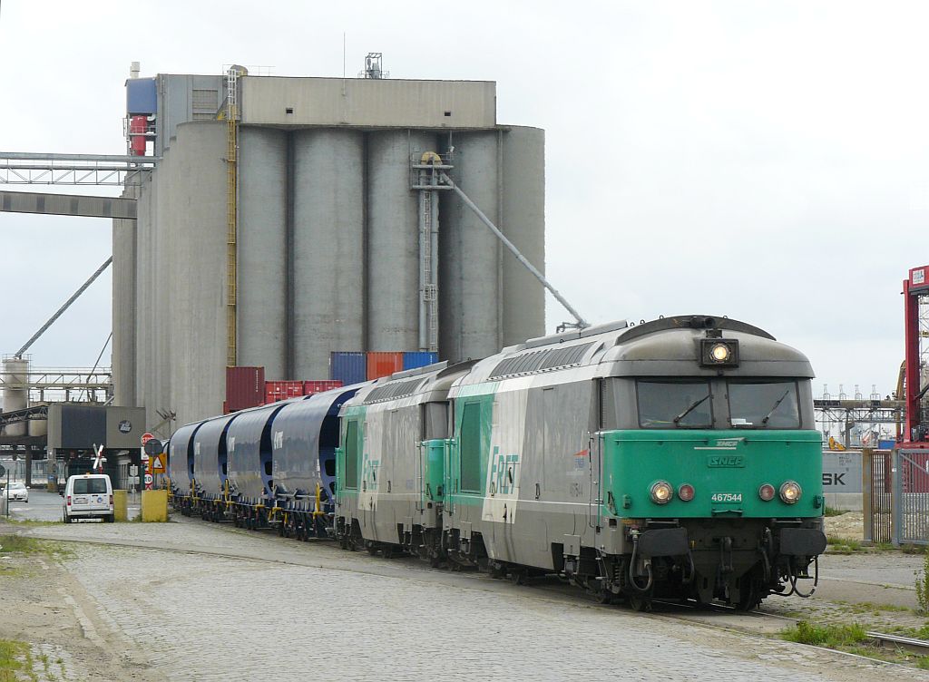 SNCF FRET dieselloks 467453 und 467544 Watergang, Hafen Antwerpen, Belgien 10-05-2013.


SNCF FRET diesellocomotieven 467453 en 467544 tijdens rangeerwerkzaamheden met silowagens. Watergang, haven Antwerpen, Belgi 10-05-2013.